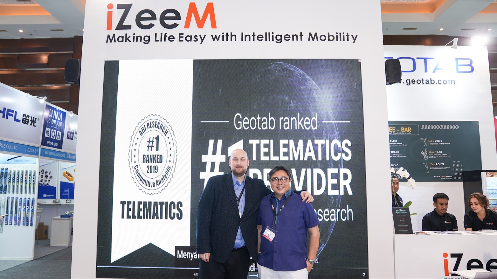  Jordan Guter&nbsp;with Izeem’s GM and Head of Commercial, Samuel Loke.
