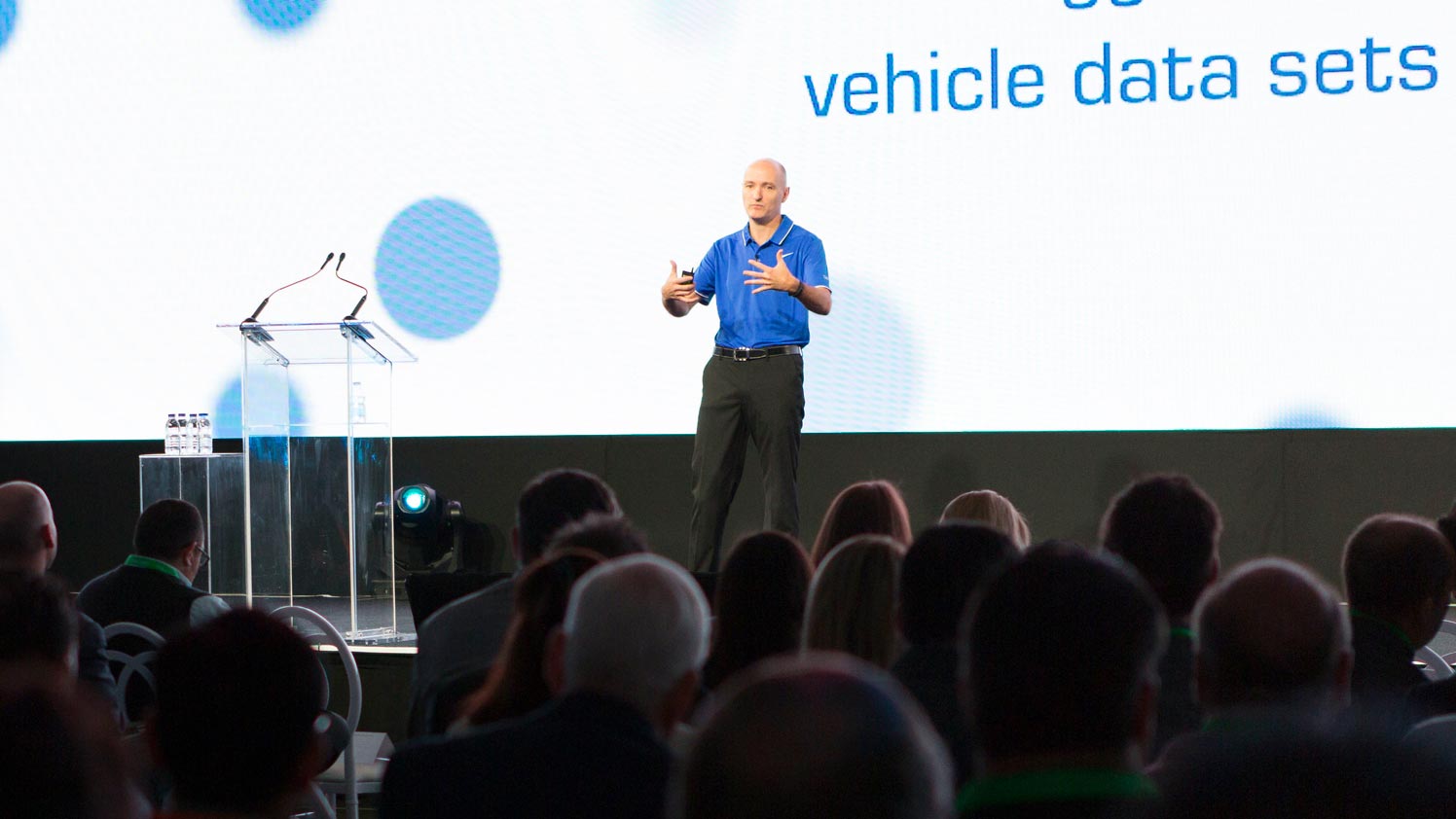 Homme effectuant une présentation