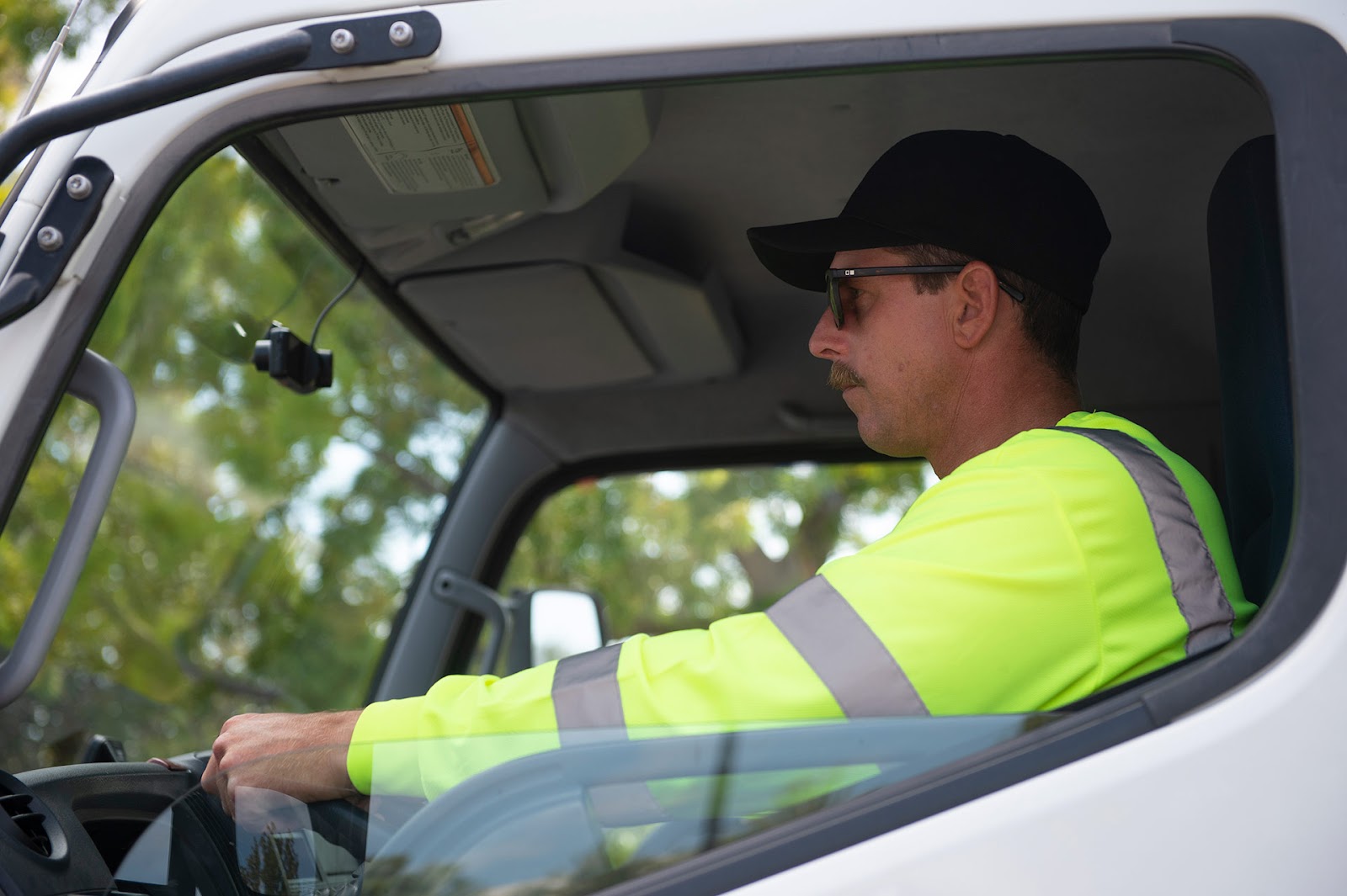 Homem dirigindo na van