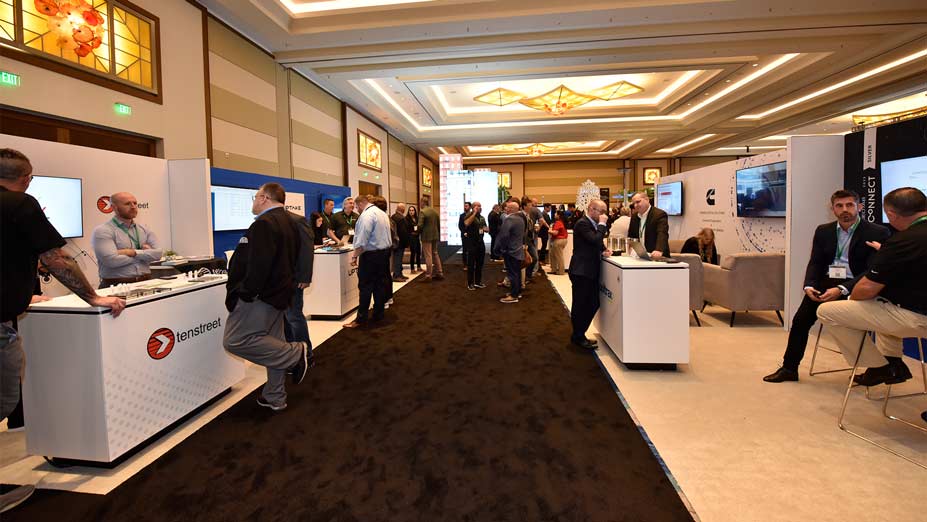 Piso de exhibición y escenario lateral del mercado