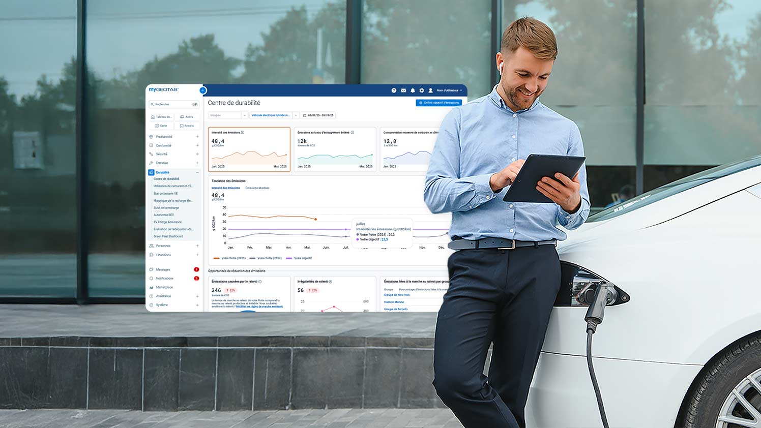 homme rechargeant sa voiture électrique tout en utilisant le centre de développement durable geotab sur sa tablette