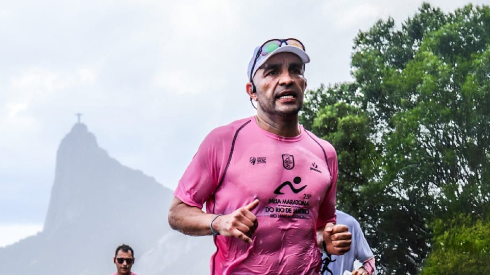 Image of Geotabber Eduardo Canicoba running in Rio with Christ the Redeemer in the background
