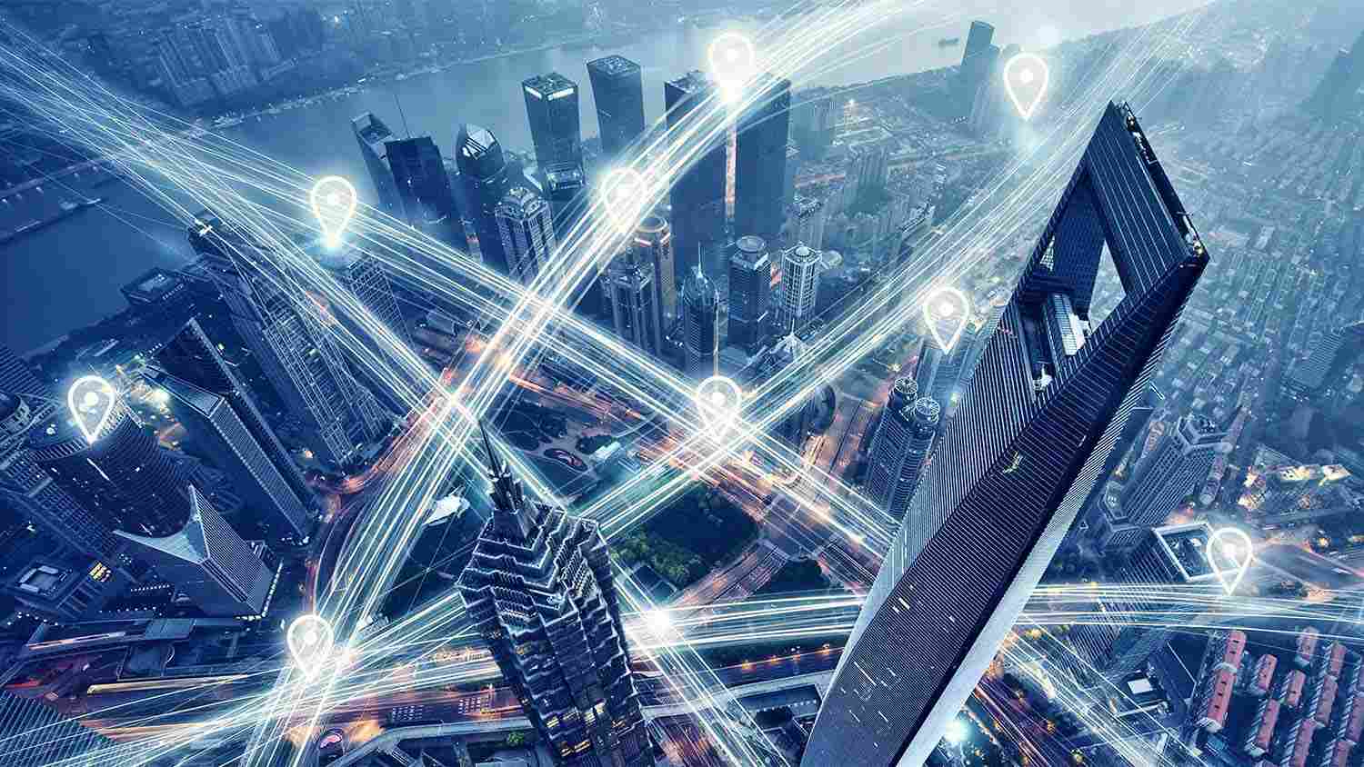 Alt Text for image Vista aérea de una ciudad optimizada con vehículos conectados, infraestructura inteligente y análisis de datos vehiculares.