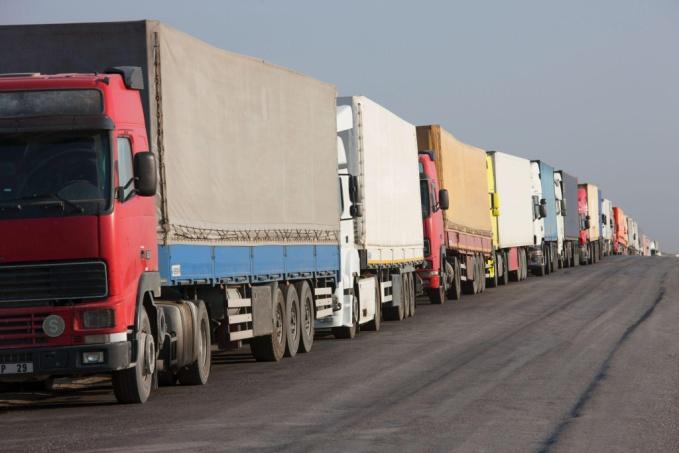 Reihe von Lastkraftwagen auf einer Landstraße