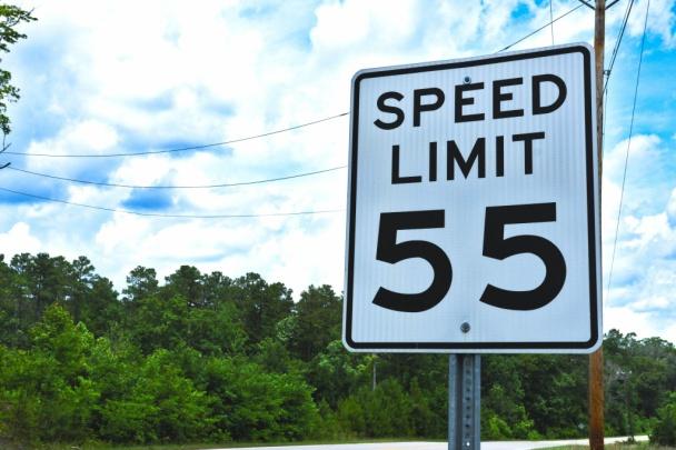 Verkehrsschild mit Speed-Limit 55