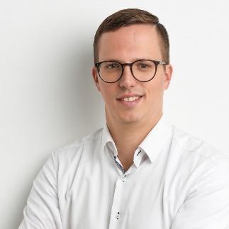 Ein Bild, das Person, Mann, Wand, drinnen enthält.Automatisch generierte Beschreibung