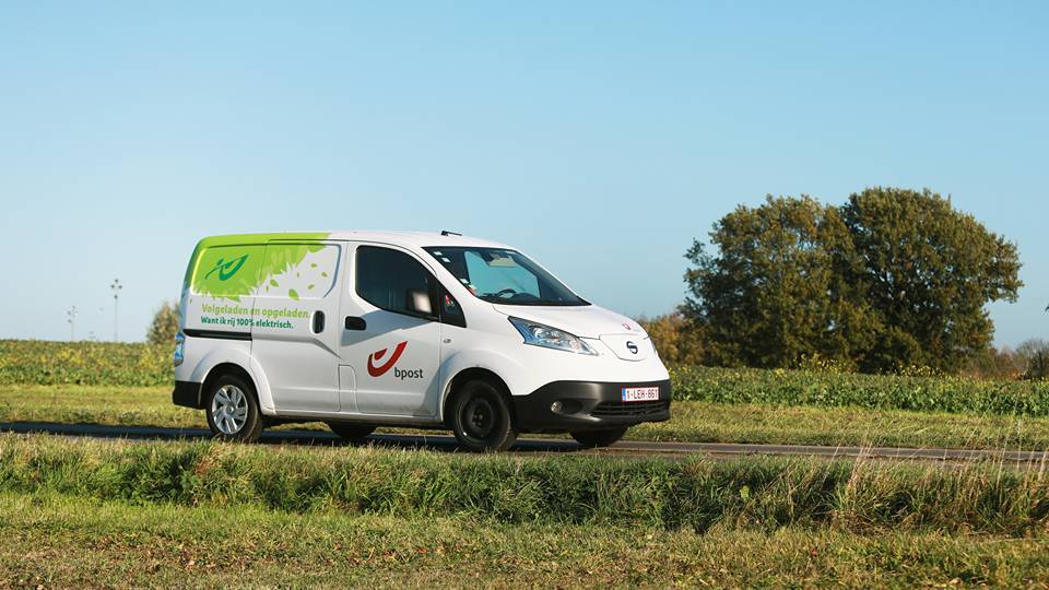 Un furgone di bpost su una strada di campagna