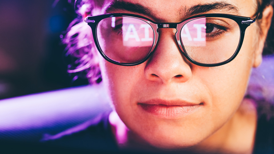 mujer mirando pantalla