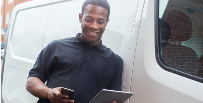 Homme souriant a coté d'un van