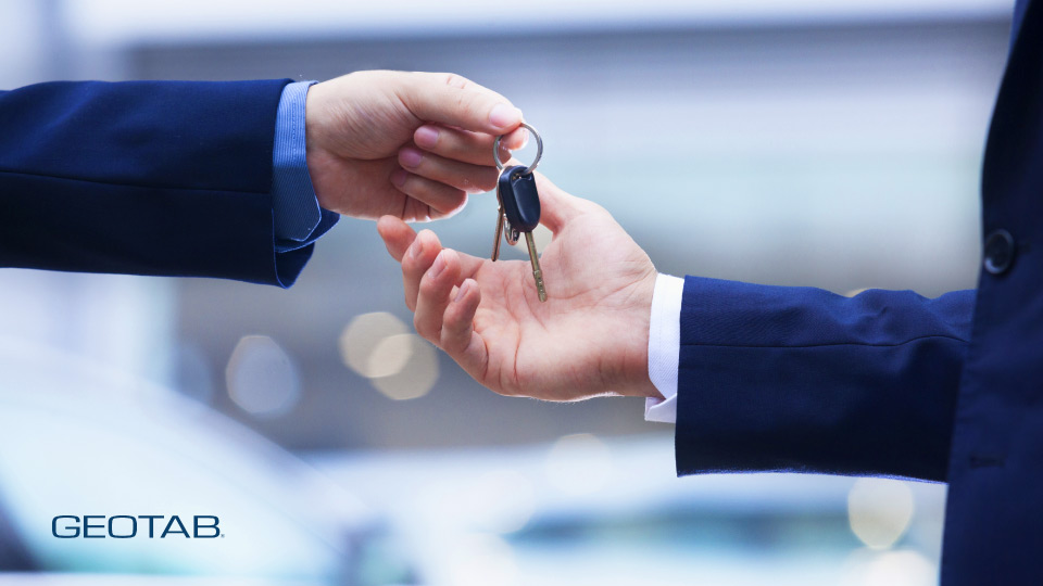 imagen-de-alguien-entregando-la-llave-de-un-coche-a-otra-persona