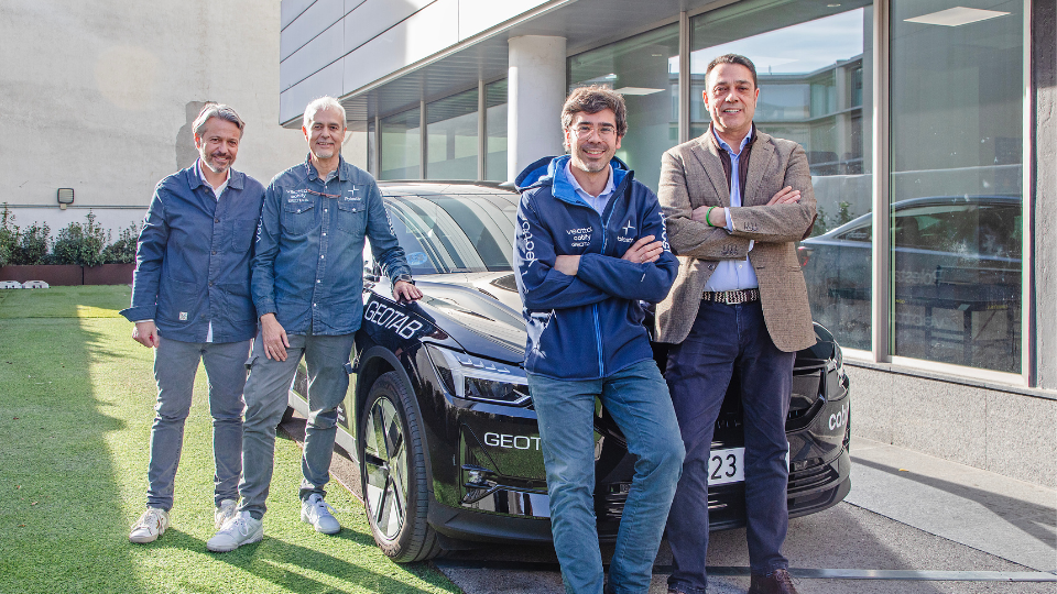 personas frente a coche de eco rally