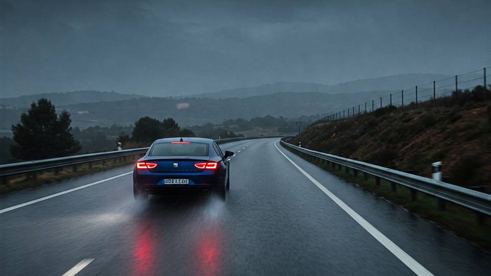 coche en autopista bajo la lluvia