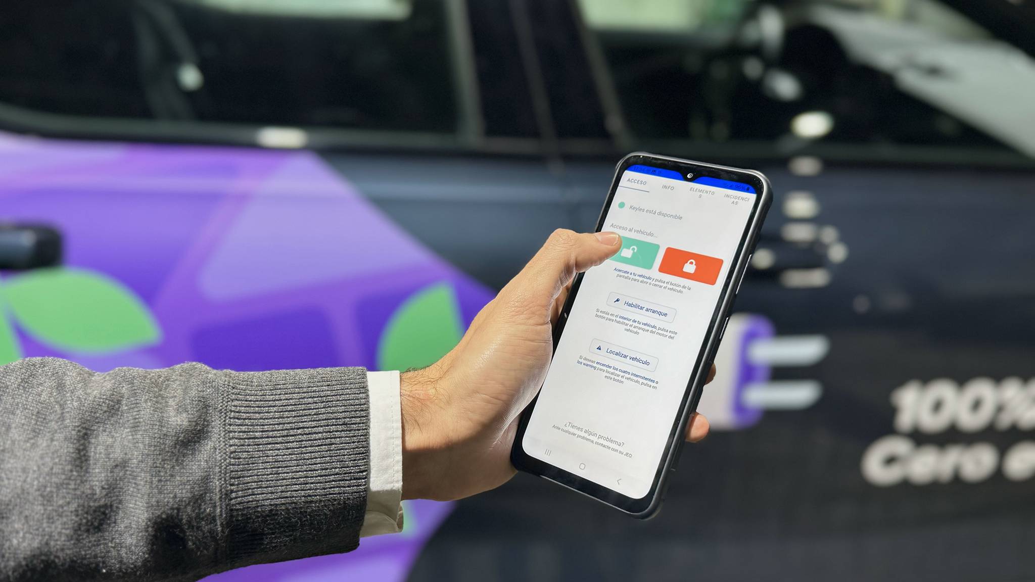 persona desbloqueando coche con telefono