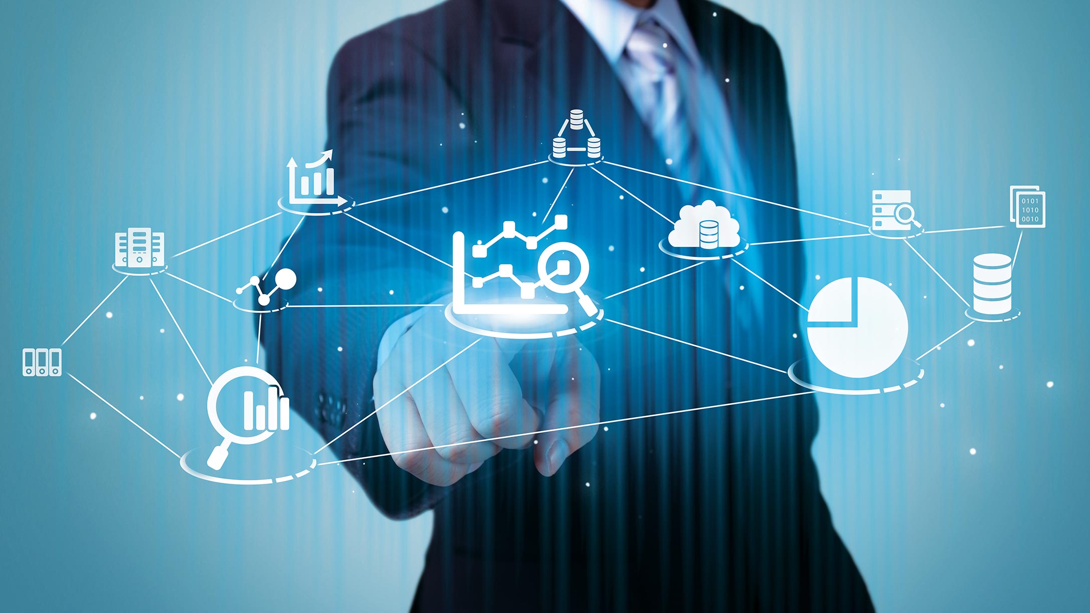 Imagem de um homem apontando para um painel virtual com gráficos, ícones e dados interconectados, representando análise de dados e tecnologia avançada de gestão de frotas.