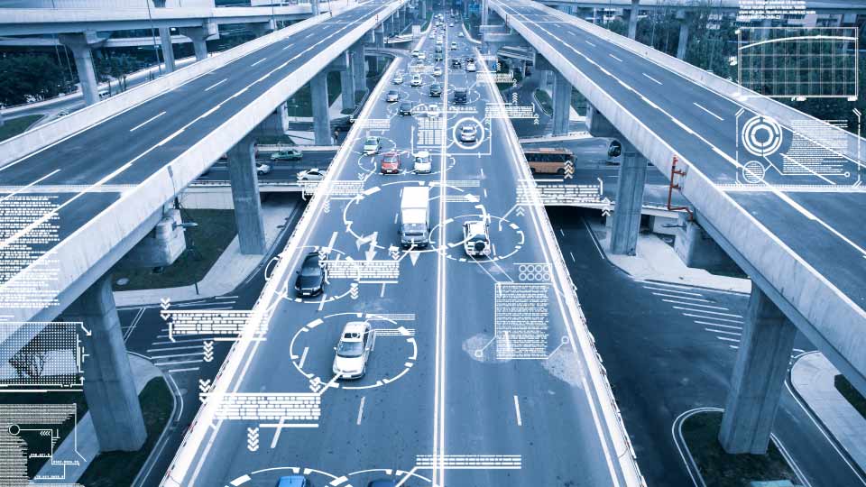Autopista con vehículos conectados y gráficos digitales representando telemática, monitoreo en tiempo real y seguridad vial para flotas. 
