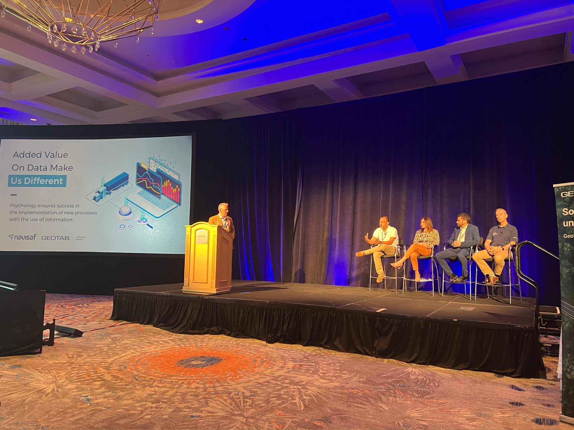 Panel sentado en la parte delantera