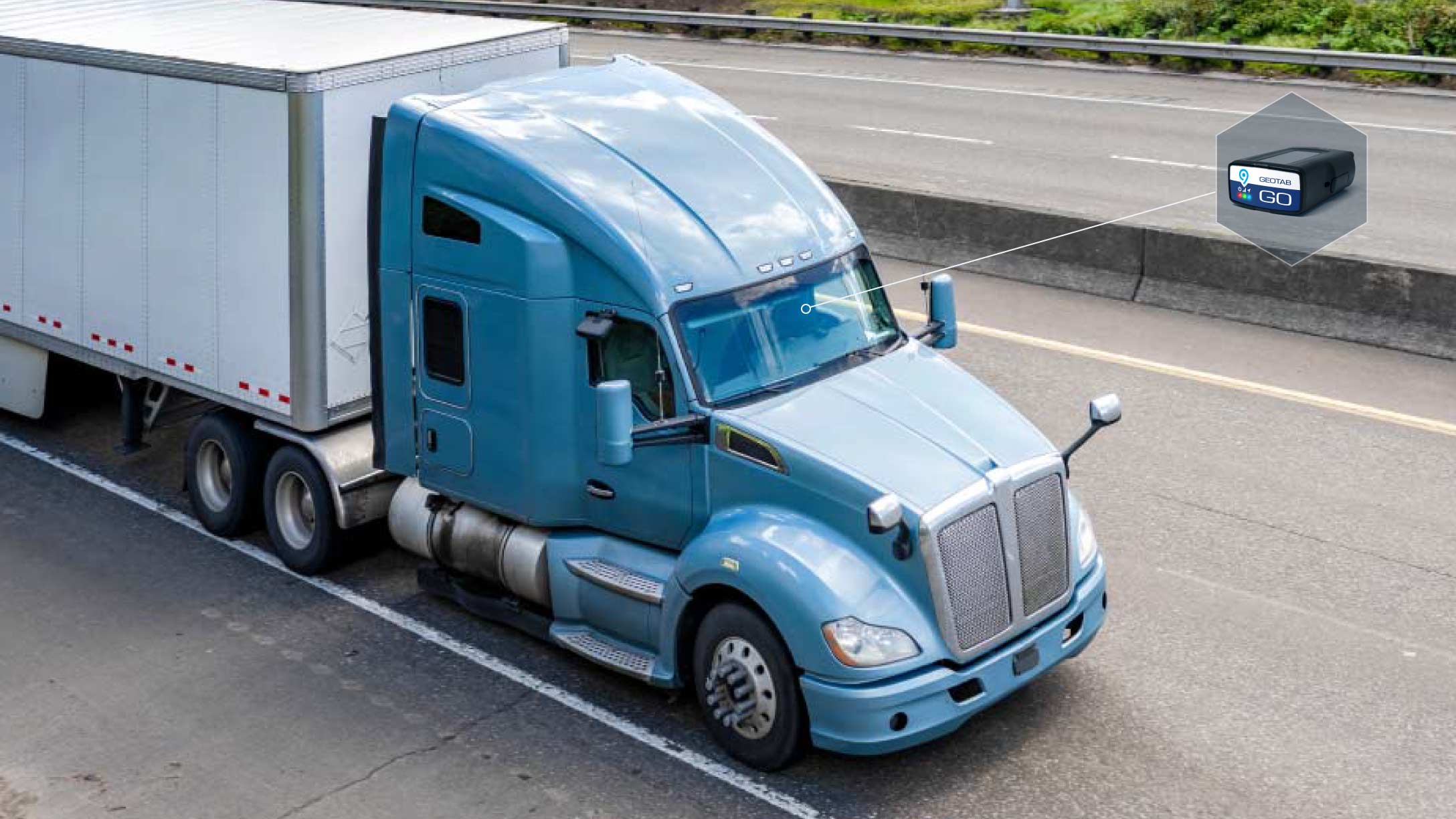 Camión equipado con el dispositivo telemático Geotab GO para el seguimiento de vehículos y monitoreo en tiempo real, mejorando la seguridad de la flota.