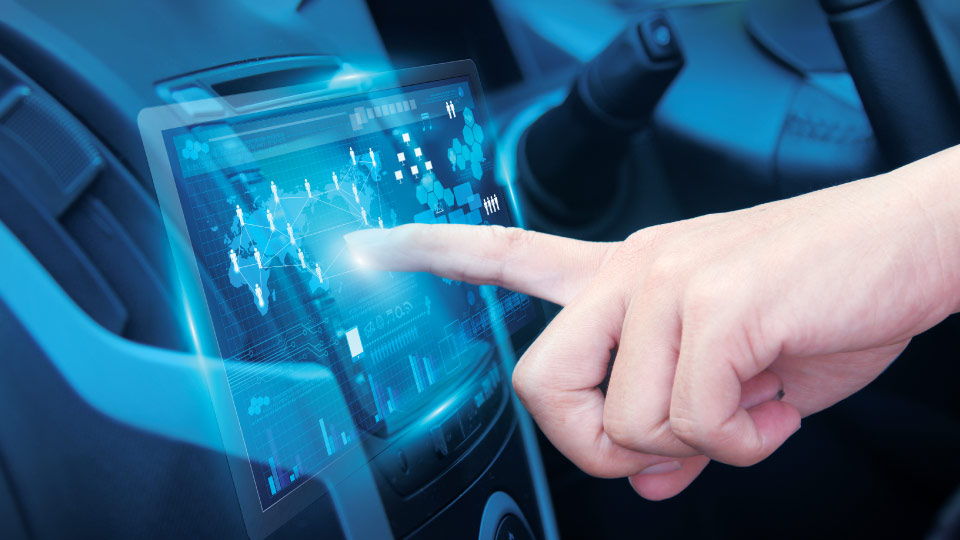 Conductor interactuando con una pantalla digital en el vehículo, representando el uso de dashcams para flotas y monitoreo en tiempo real en México.