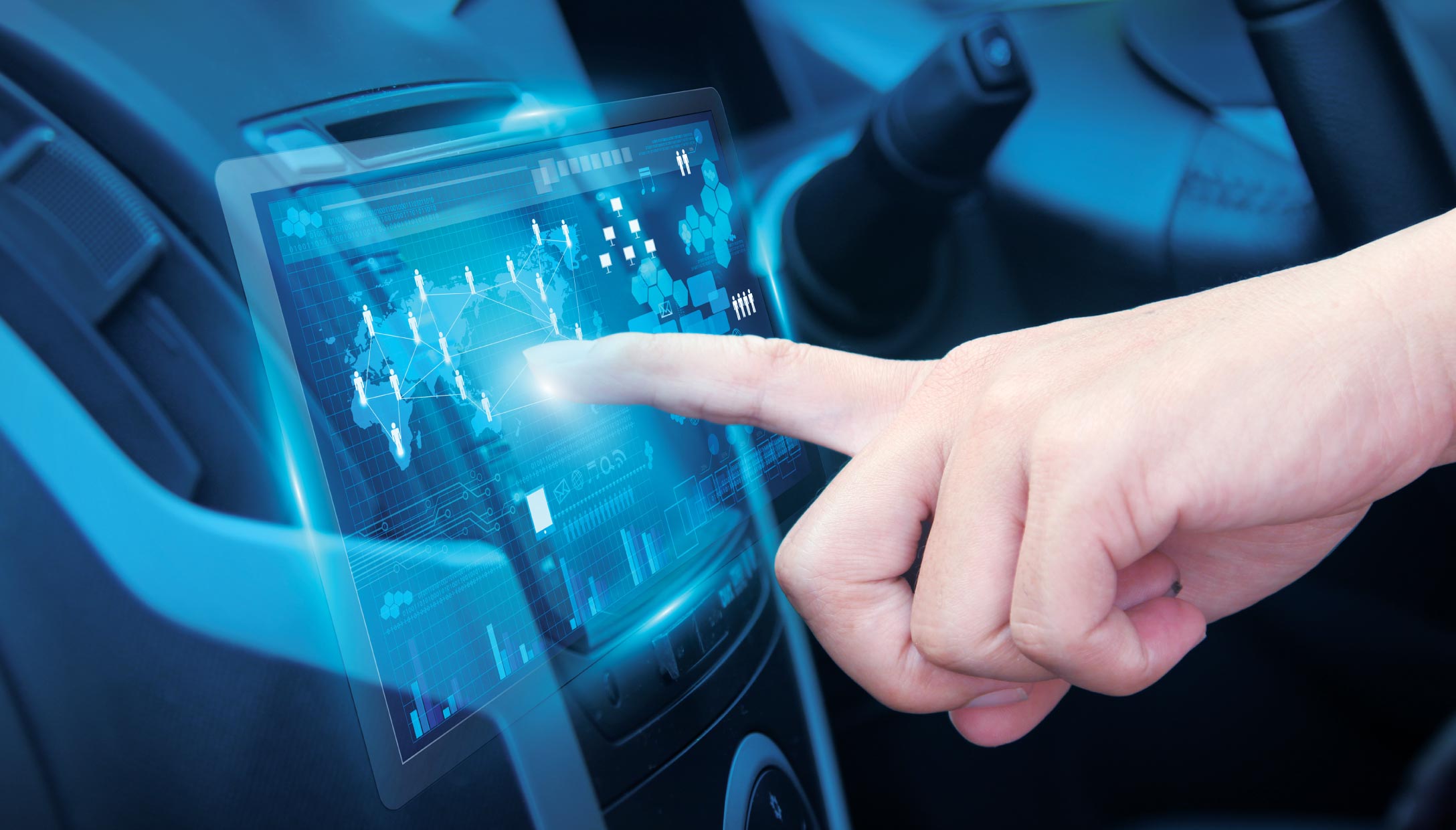 Conductor interactuando con una pantalla digital en el vehículo, representando el uso de dashcams para flotas y monitoreo en tiempo real en México.