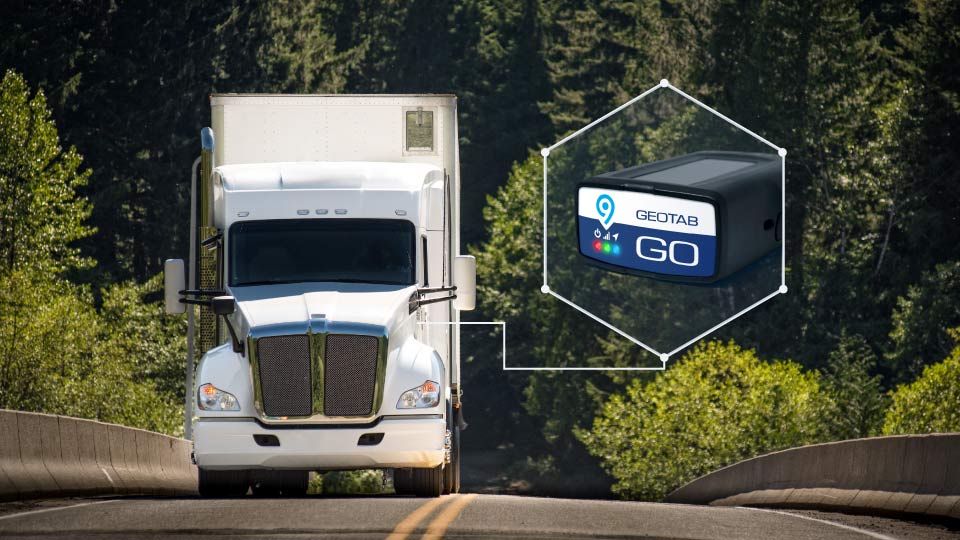 Camión equipado con el dispositivo telemático GO9 de Geotab, optimizando el monitoreo y la eficiencia de flotas en carretera.