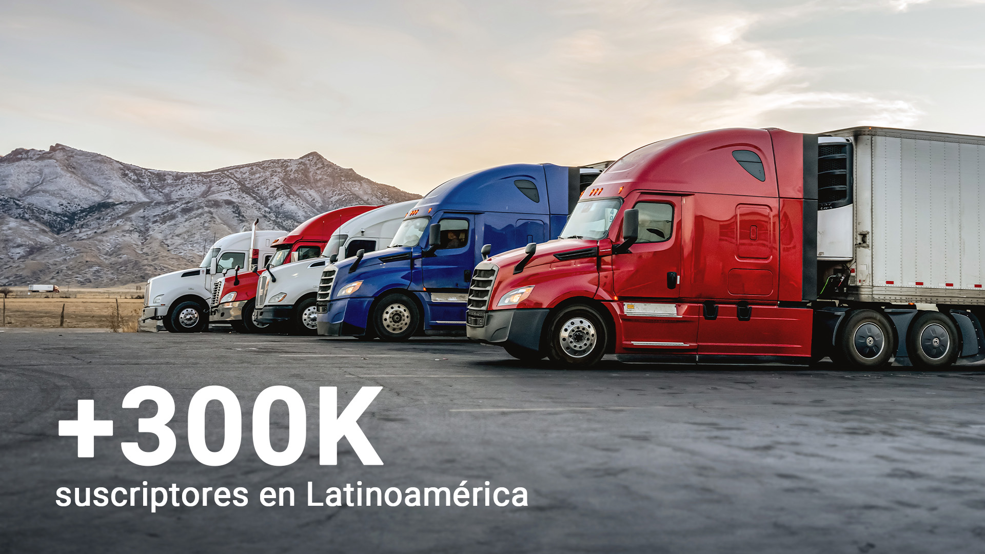 Flota de camiones y vehículos comerciales en una carretera con un conductor revisando datos dentro de la cabina (rendimiento de flotas y rutas optimizadas).