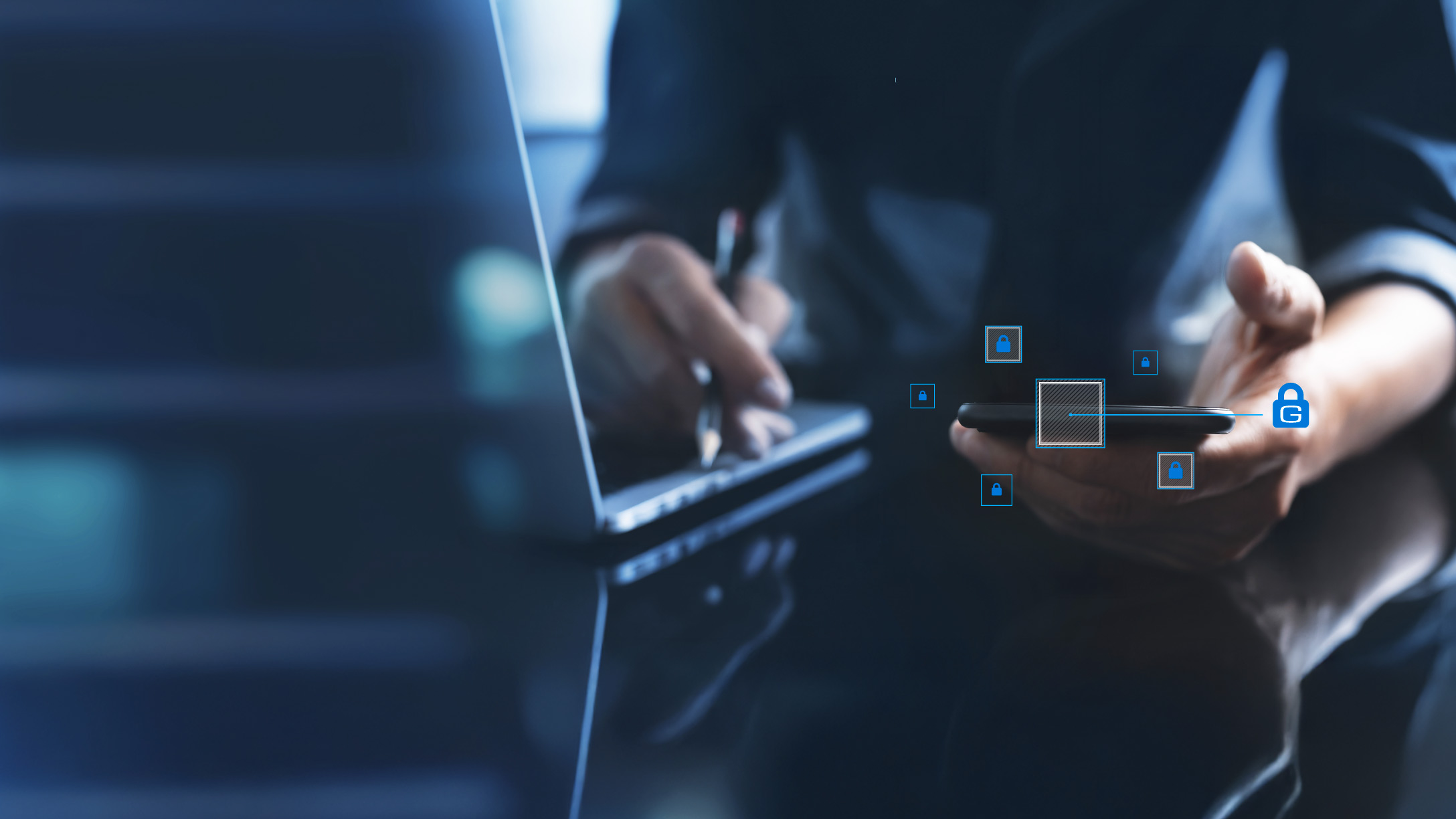 Hombre trabajando en una laptop y sosteniendo un smartphone, con iconos de seguridad digital flotando alrededor de los dispositivos.