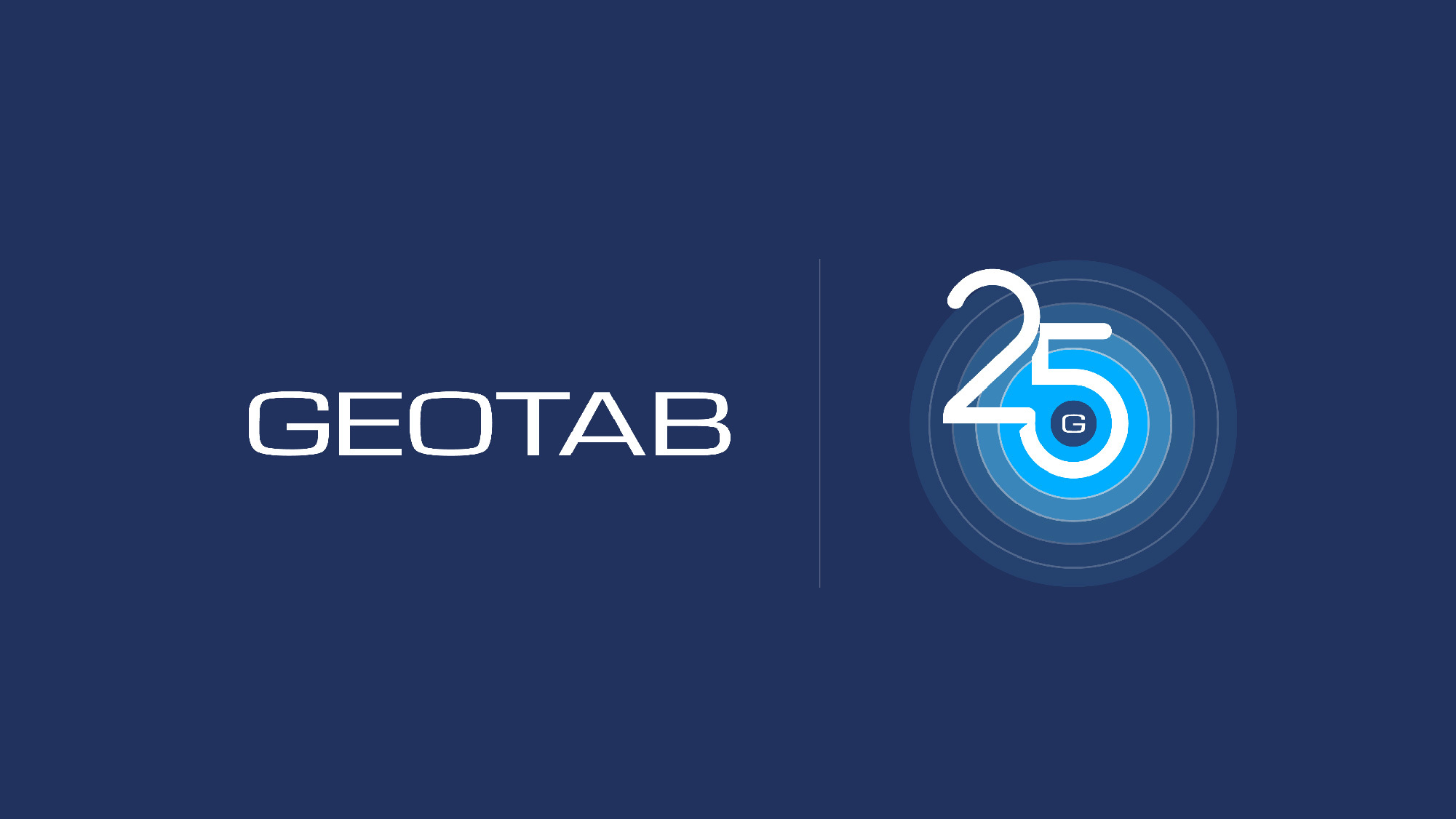 Logo de Geotab junto a un número 25 estilizado en tonos azules, que conmemora el 25 aniversario de la empresa y su hito de un cuarto de siglo de innovación en telemática.