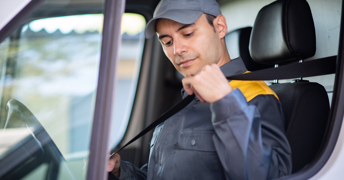 Homme mettant sa ceinture de securité