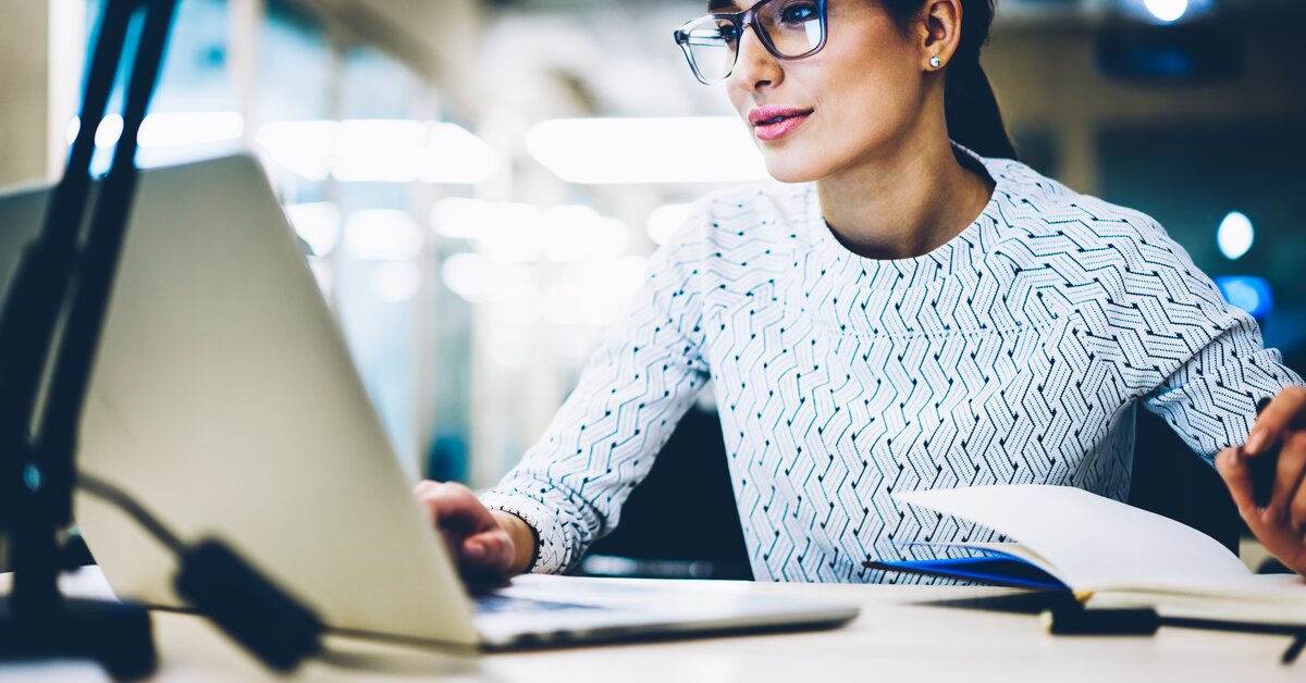 femme devant un ordinateur