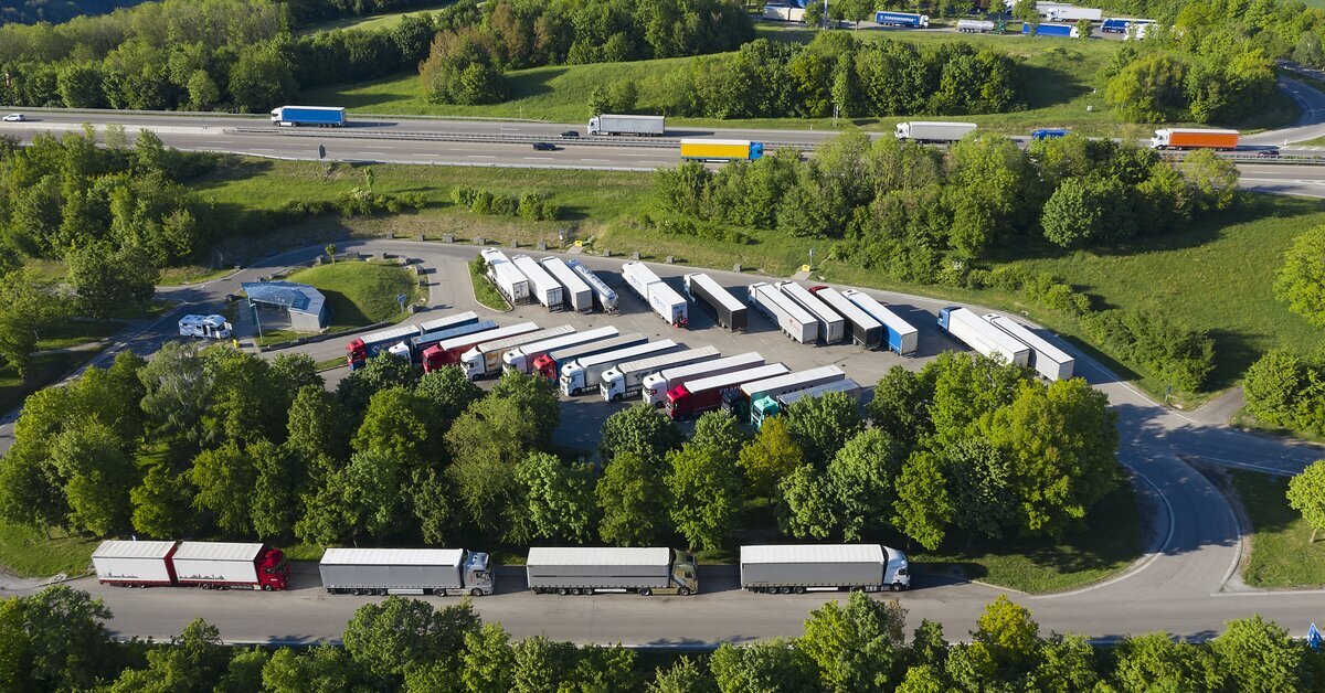 Camion poids lourd en pause sur une aire de repos conformément à la réglementation Sociale Européenne.