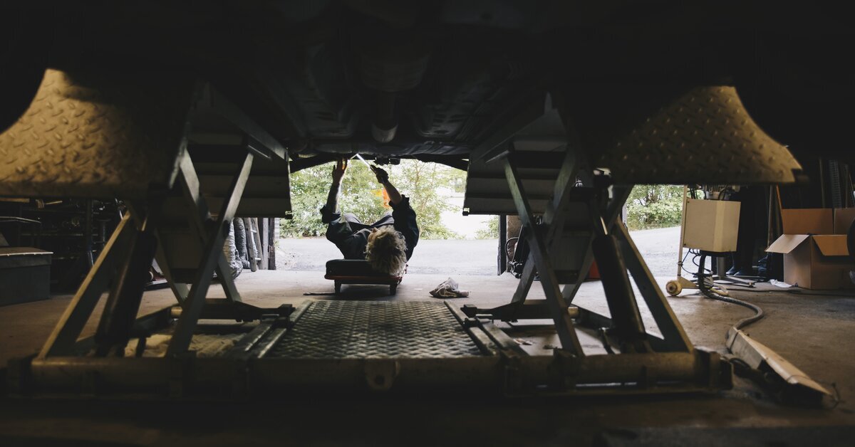 Illustration du DUERP : un employeur analysant les risques professionnels en entreprise.