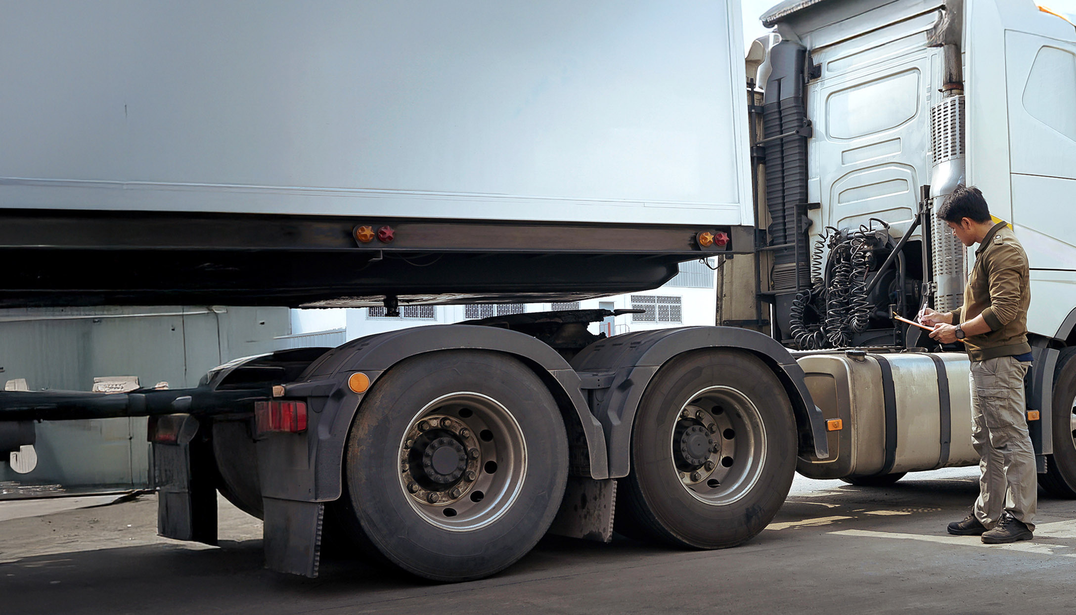 homme devant un camion