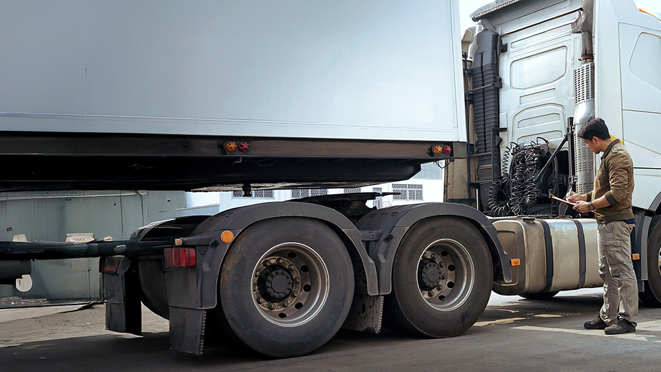 homme devant un camion