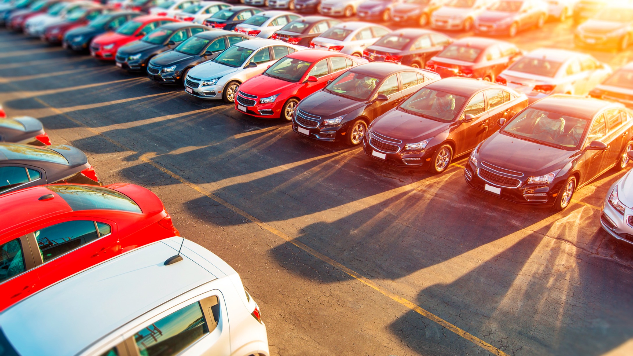parcheggio di automobili colorate riprese dall'alto al tramonto