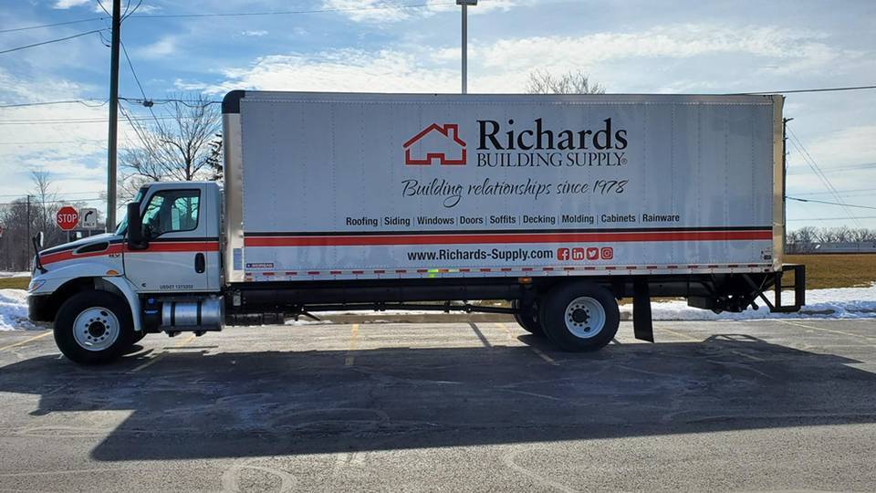 vista laterale del furgone bianco di Richards Buildings con logo aziendale