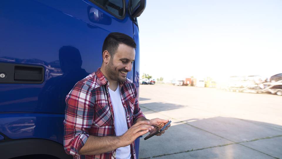 Conducente che monitora i propri progressi di guida sul telefono