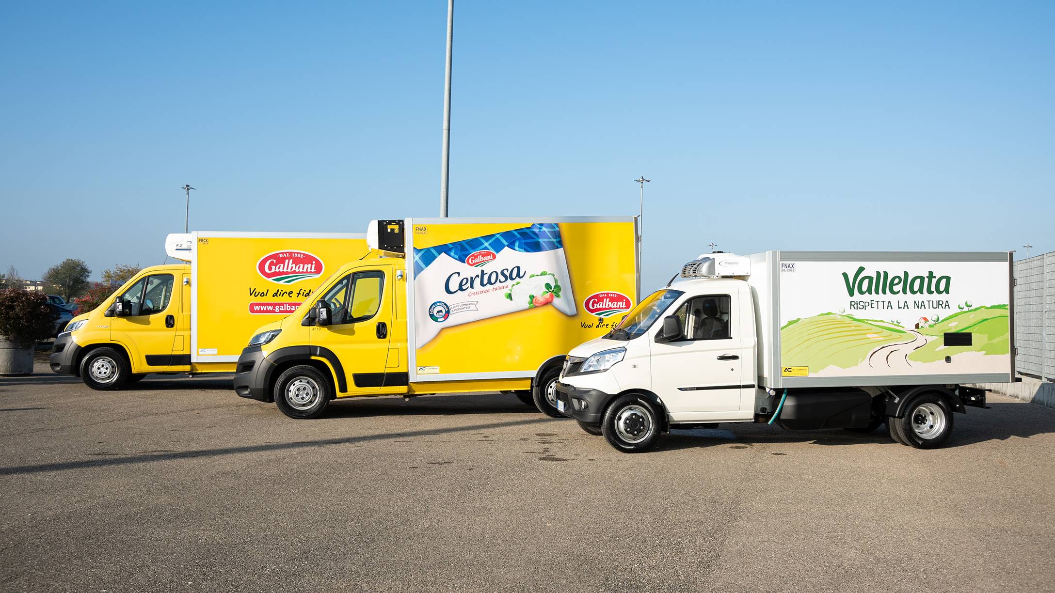 van di lactalis parcheggiati in fila