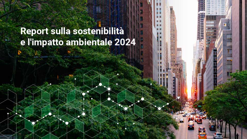 vista di città con vegetazione in primo piano 