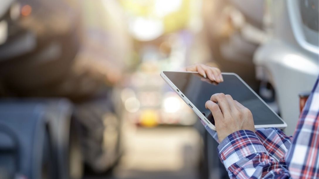 fleet manager che monitora delle informazioni su tablet