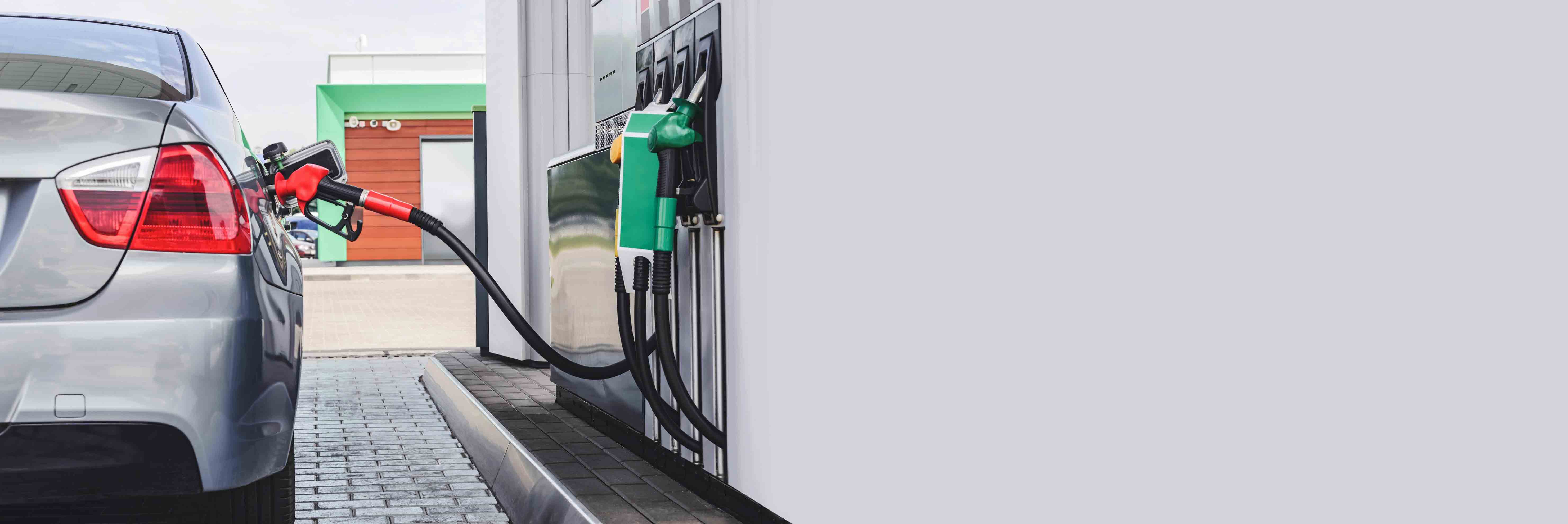 Auto ferma in rifornimento al distributore di carburante