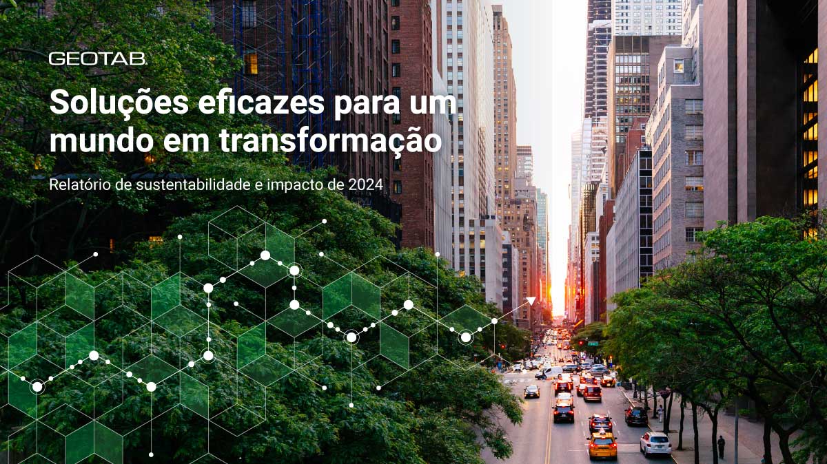 Uma avenida arborizada cercada por prédios altos em uma área urbana, com o texto  "Soluções eficazes para um mundo em transformação" e "Relatório de sustentabilidade e impacto de 2024"