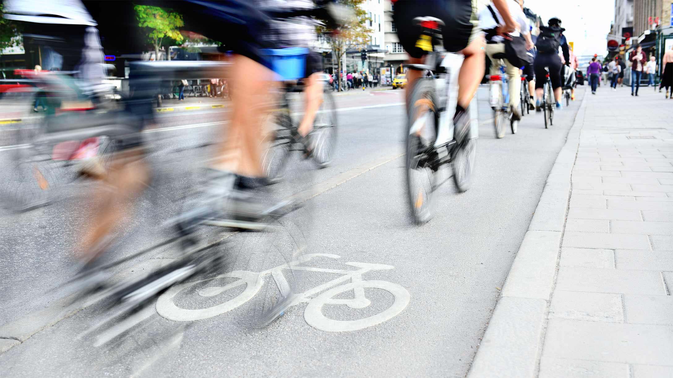 Imagem de pessoas pedalando na ciclovia