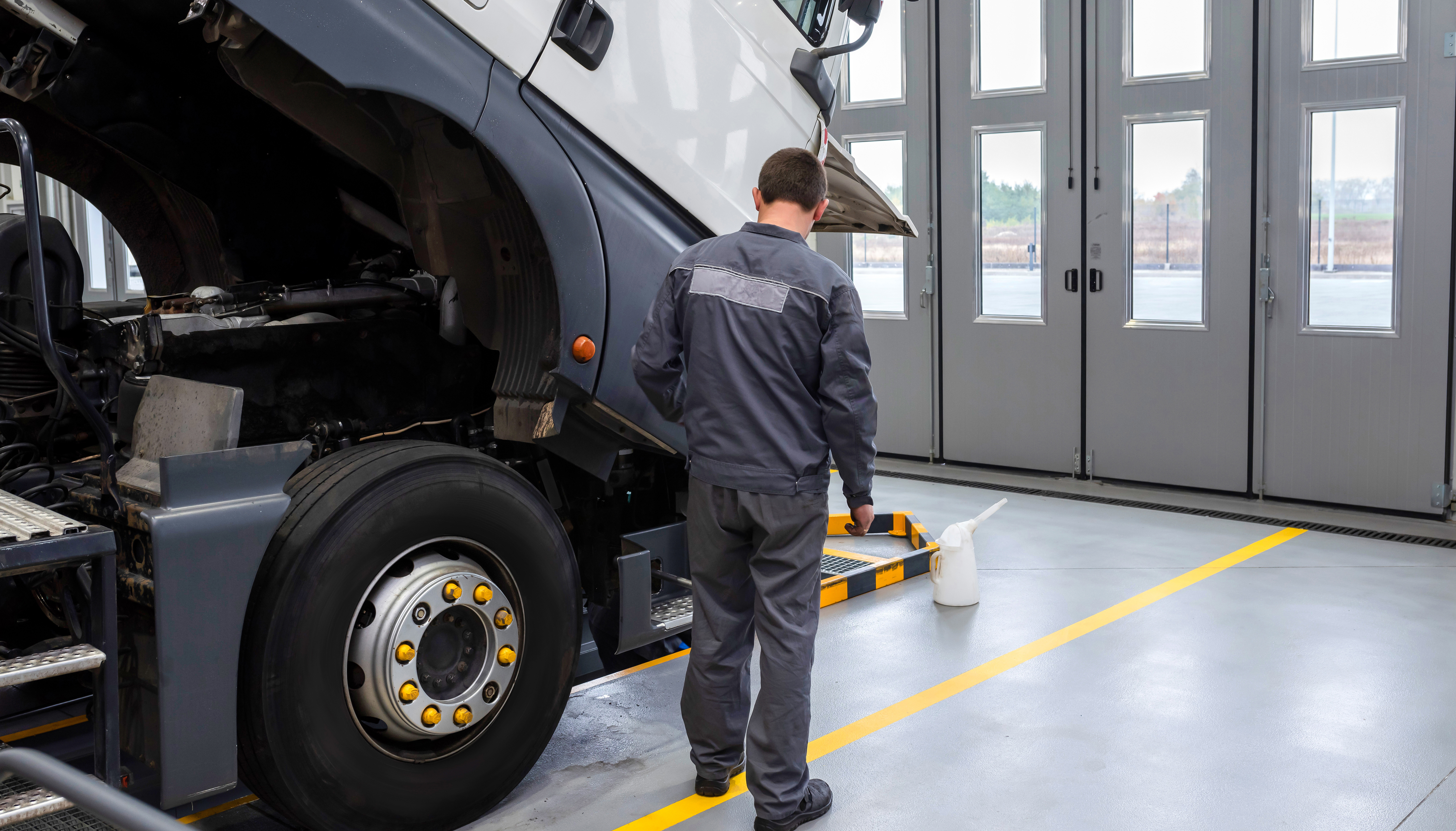 Técnico realiza manutenção preventiva em um caminhão