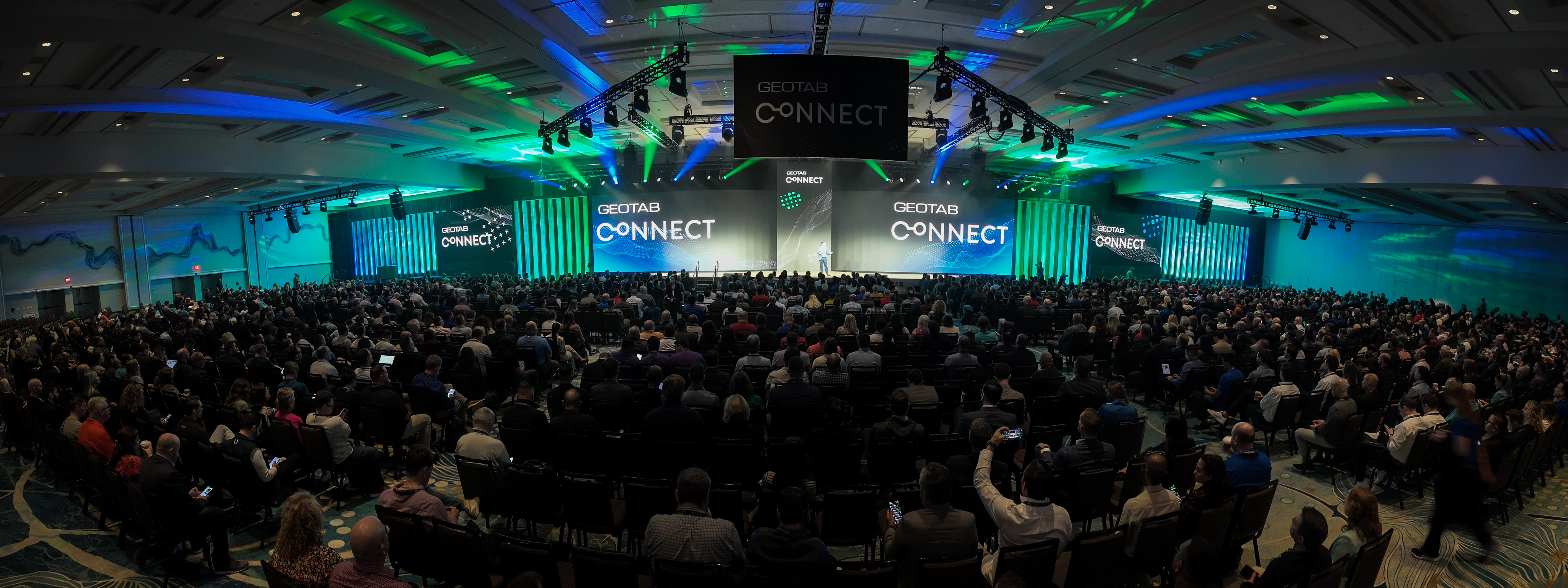 imagem do palco do connect 2025 que  trouxe inovações que estão transformando o transporte conectado, ajudando empresas a reduzir custos, aumentar a segurança e avançar na eletrificação das frotas