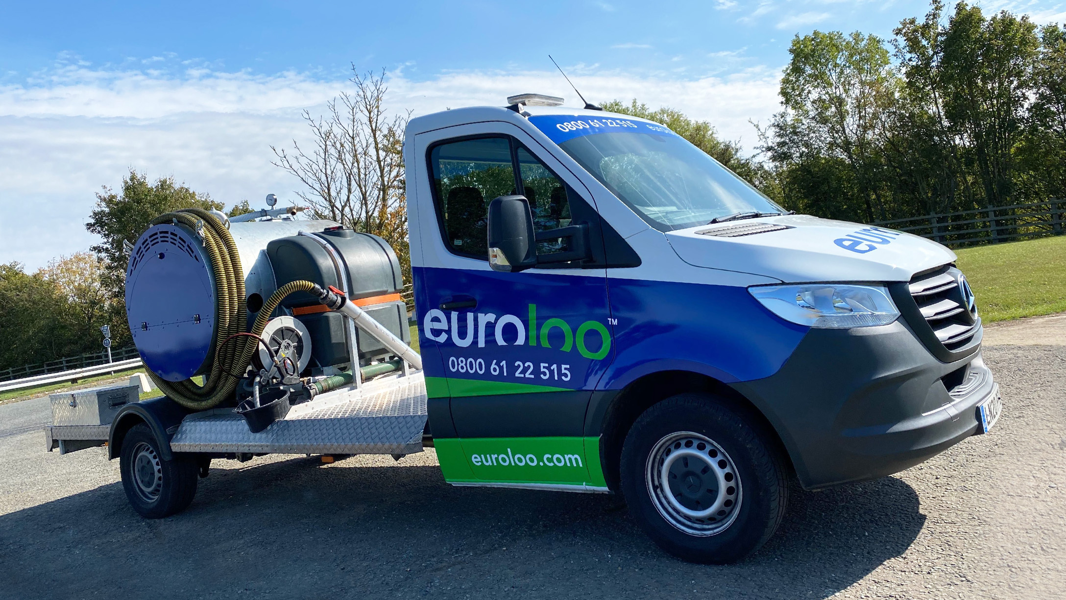 Veículo da euroloo equipado com tanque e mangueiras, utilizado para serviços de saneamento, estacionado ao ar livre. A empresa otimizou sua frota com as soluções de telemetria da Geotab e câmeras da SureCam, aumentando eficiência e segurança