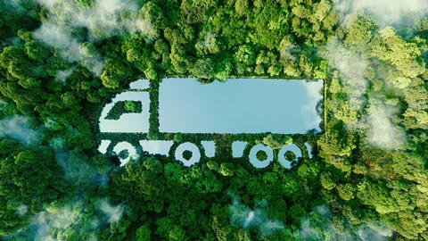 Un plan d'eau en forme de camion dans une forêt, symbolisant le transport durable.
